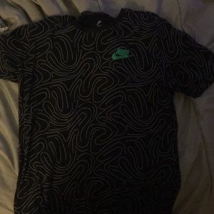 Nike black stripe pattern tee